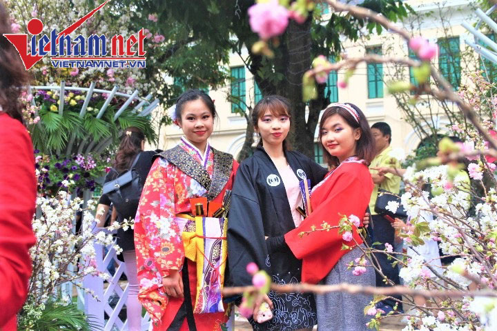 Dịch vụ cho thuê áo dài, áo kimono và nhiều loại phụ kiện khác trở nên đắt khách.