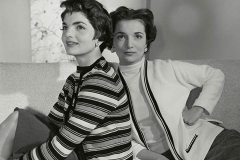 Hai chị em xinh đẹp nổi tiếng Jacqueline Kennedy (trái) và Lee Radziwill (phải) thời trẻ