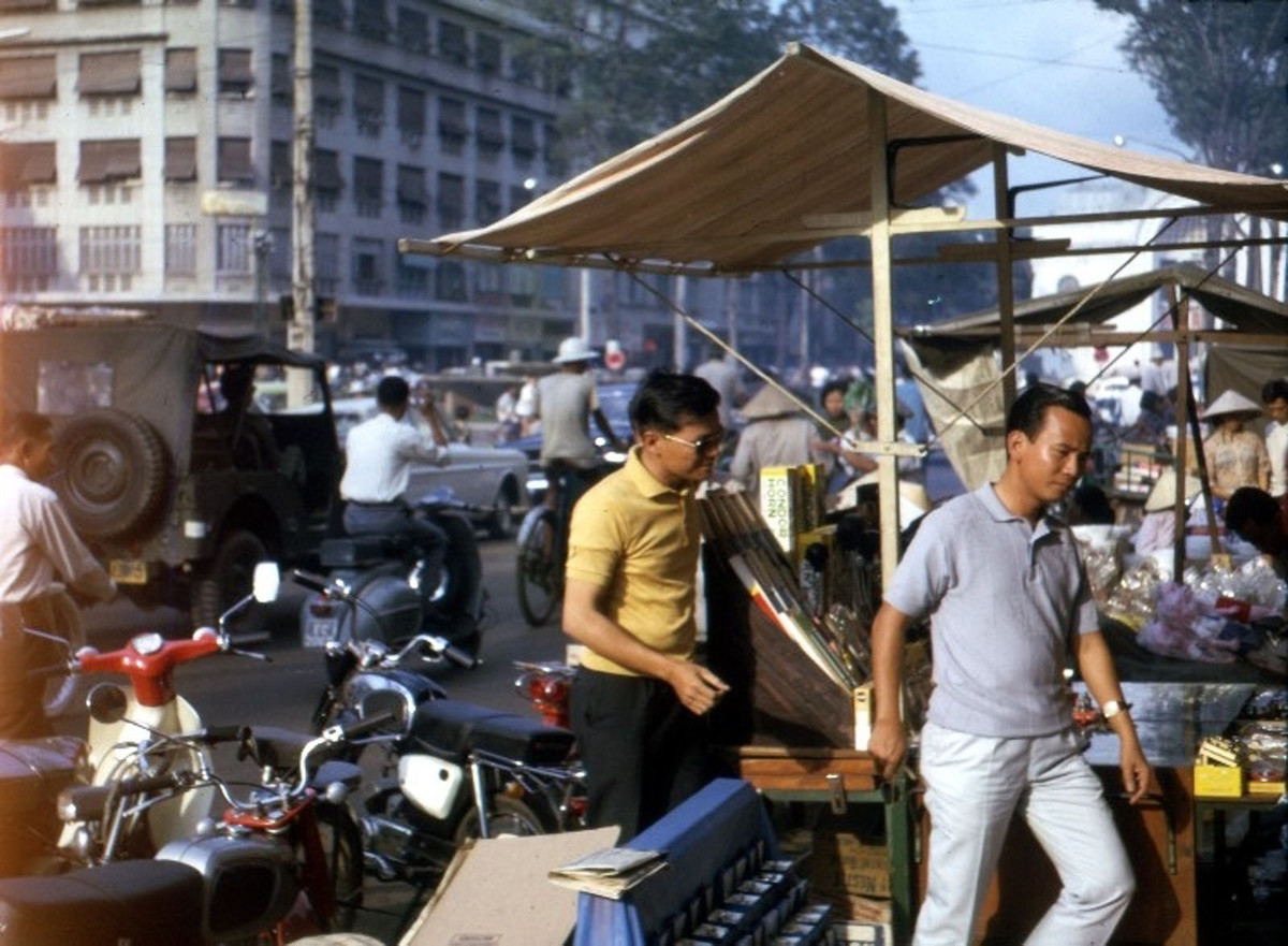 Khung cảnh nhộn nhịp tại vòng xoay Công trường Lam Sơn. Bên kia đường là thương xá Eden. Ảnh: Thomas Southall.