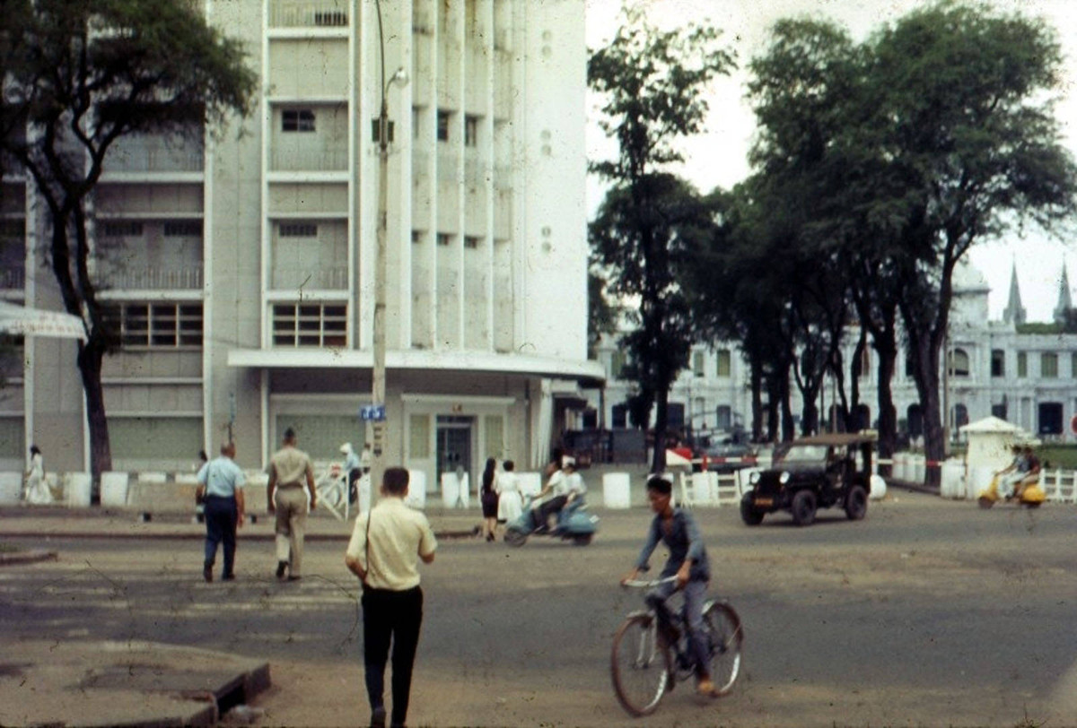 Khách sạn Rex ở ngã tư Lê Lợi - Nguyễn Huệ, phía xa là Tòa Đô chánh. Ảnh: Thomas Southall.