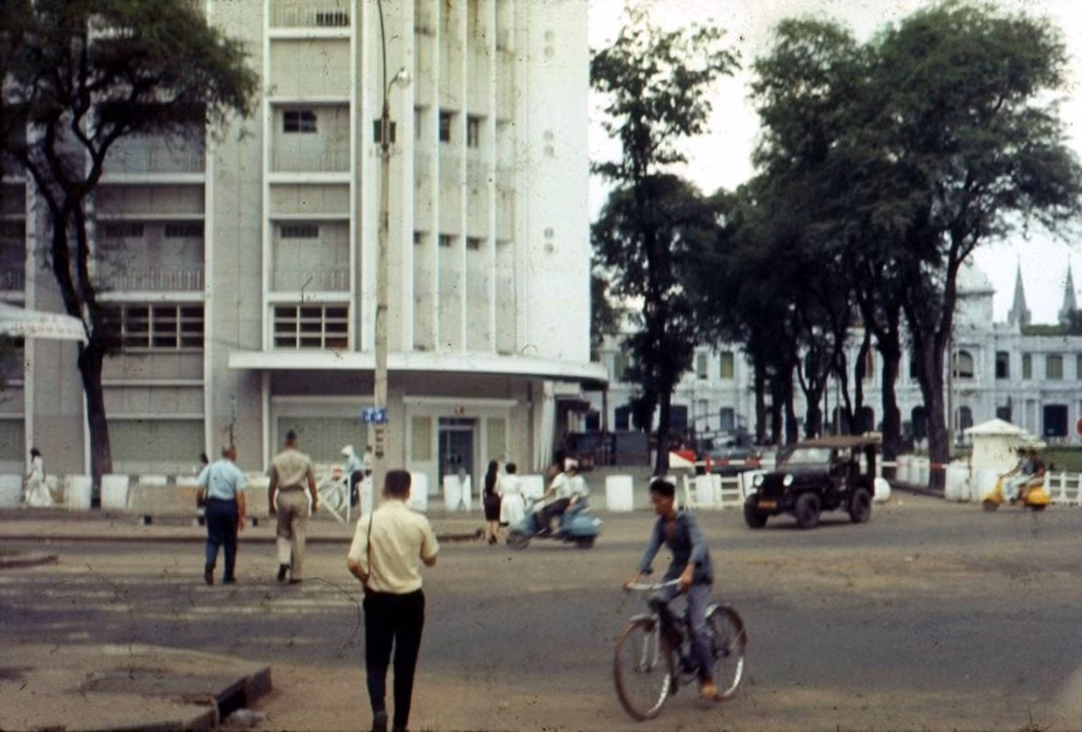 Khách sạn Rex ở ngã tư Lê Lợi - Nguyễn Huệ, phía xa là Tòa Đô chánh. Ảnh: Thomas Southall.