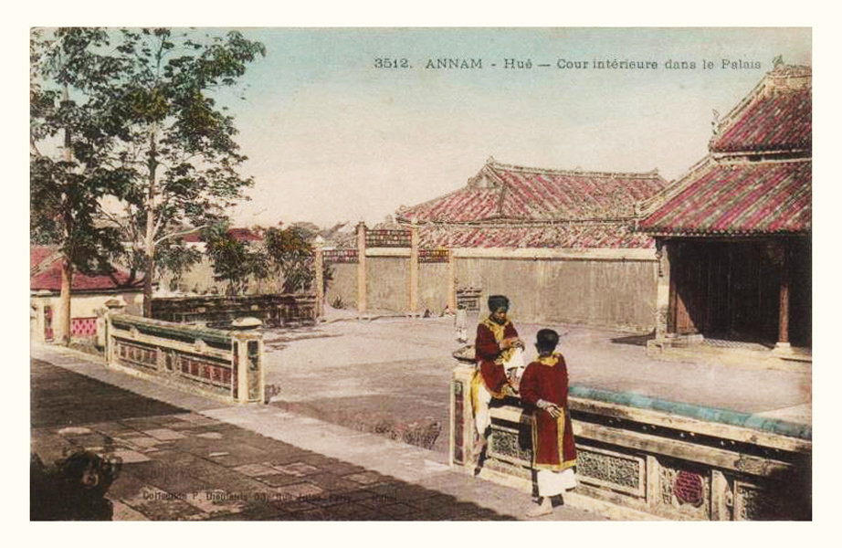 Hai cậu bé phục vụ trong Hoàng thành Huế. Ảnh tư liệu.