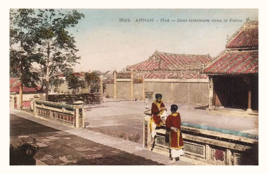 Hai cậu bé phục vụ trong Hoàng thành Huế. Ảnh tư liệu.