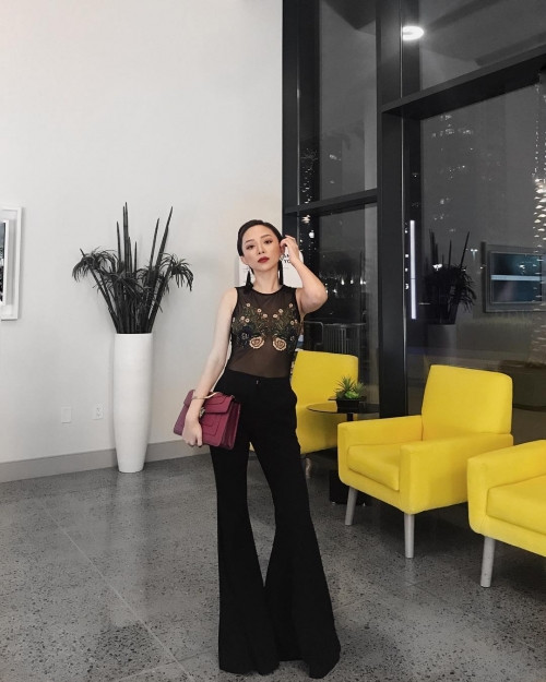 Diện chiếc áo mỏng tang chỉ che đúng chỗ cần che, Tóc Tiên trông quyến rũ đến mức khiến người đối diện chẳng thể rời mắt. Cùng với đó, giọng ca “Ngày mai” tinh ý khi phối cùng kiểu quần ống loe đang hot, khiến đôi chân cô nàng như dài ra bất tận.