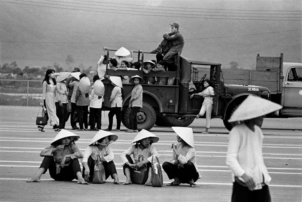 Những người phụ nữ Việt làm nhân viên phục vụ ở căn cứ Mỹ tại Cam Ranh, Khánh Hòa năm 1967. Ảnh: Philip Jones Griffiths/ Magnum.