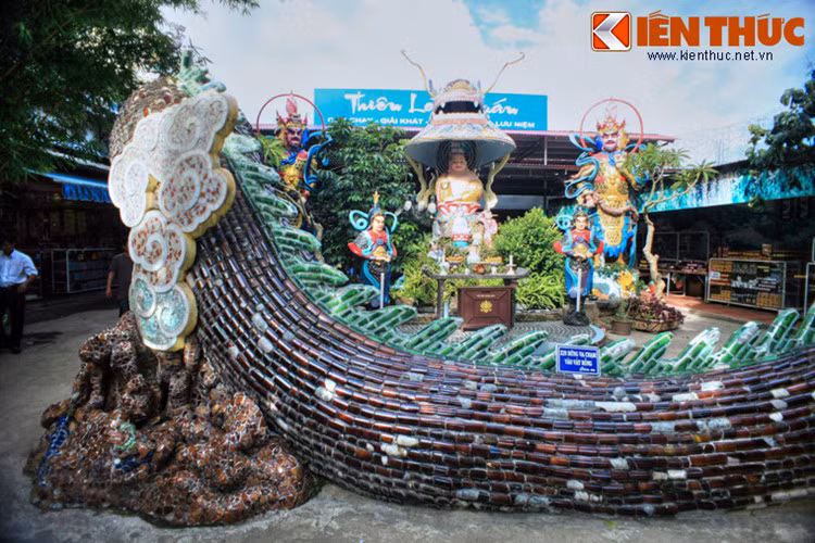 Ngoài các tác phẩm sành sứ, sân chùa còn có một con rồng dài 49 m được làm bằng 12.000 vỏ chai bia.