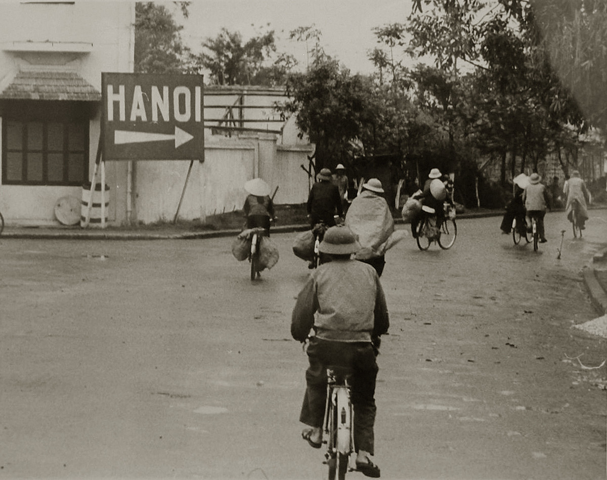 Quang cảnh tại ngã ba Ngọc Lâm hướng lên cầu Long Biên, tháng 3/1973. Xe đạp là phương tiện giao thông cá nhân chủ yếu ở Hà Nội cho đến cuối thập niên 1980, đầu thập niên 1990. Ảnh tư liệu.