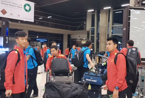 19h30 giờ địa phương ngày 24/3 (tức 0h30 giờ Việt Nam sáng 25/3), đội tuyển Việt Nam đã đặt chân tới sân bay Amman- Jordan. Chuyến bay của thầy trò HLV Park Hang Seo xuất phát từ sân bay Nội Bài lúc 8h55 sáng 24/3. Quá trình check-in diễn ra rất nhanh gọn bởi hãng hàng không Qatar Airline linh động bố trí cho đội tuyển tới 6 quầy làm thủ tục.