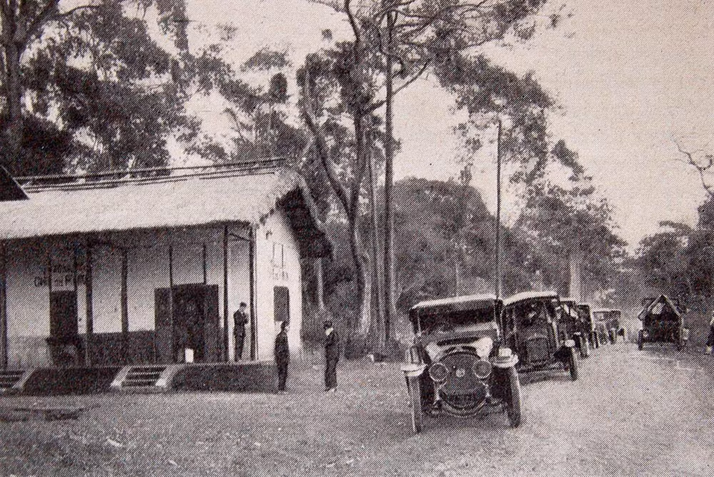 Ở khắp nơi trên toàn cõi Đông Dương, sự phát triển của ô tô đã khiến doanh thu đường sắt suy giảm mạnh. Từ năm 1926, những người quản lý đường sắt đã ngăn chặn cuộc khủng hoảng bằng cách hạ thấp mức phí lưu thông trên quãng đường từ Bắc Kỳ tới Trung Kỳ. Ảnh: Những chiếc xe khách của hãng SCAC tại bến xe Finnon, gần Đà Lạt.