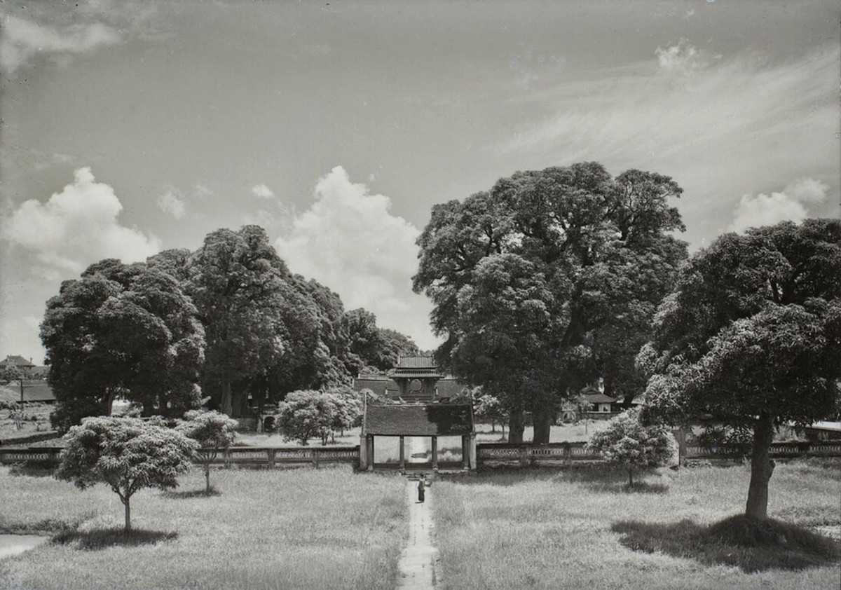 Từ Văn Miếu Môn nhìn về Đại Trung Môn. Sau Đại Trung Môn là Khuê Văn Các. Ảnh tư liệu.