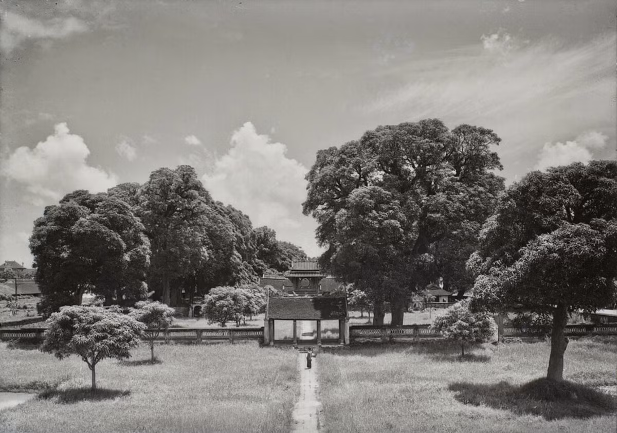 Từ Văn Miếu Môn nhìn về Đại Trung Môn. Sau Đại Trung Môn là Khuê Văn Các. Ảnh tư liệu.