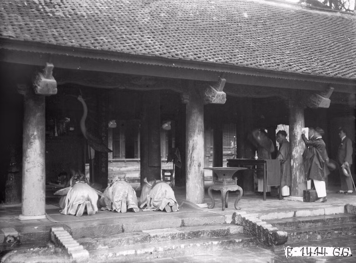 Các quan thực hiện nghi lễ tại Đại Bái Đường. Ảnh tư liệu.