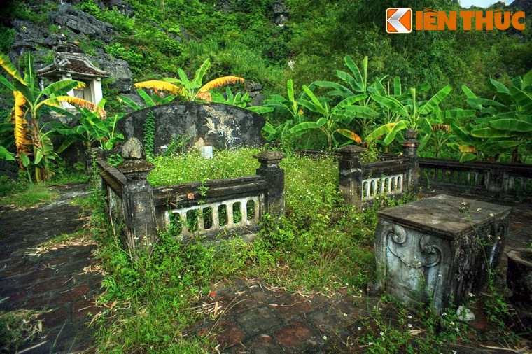 Lăng có kiến trúc khá đơn giản, được bao bọc bởi các dãy núi đá theo thể "rồng chầu, hổ phục" theo quan niệm phong thủy xưa. Kiến trúc hiện tại của lăng được xây từ năm 1840 dưới thời vua Minh Mạng. Lăng được trùng tu vào năm 1885, dưới thời vua Hàm Nghi.