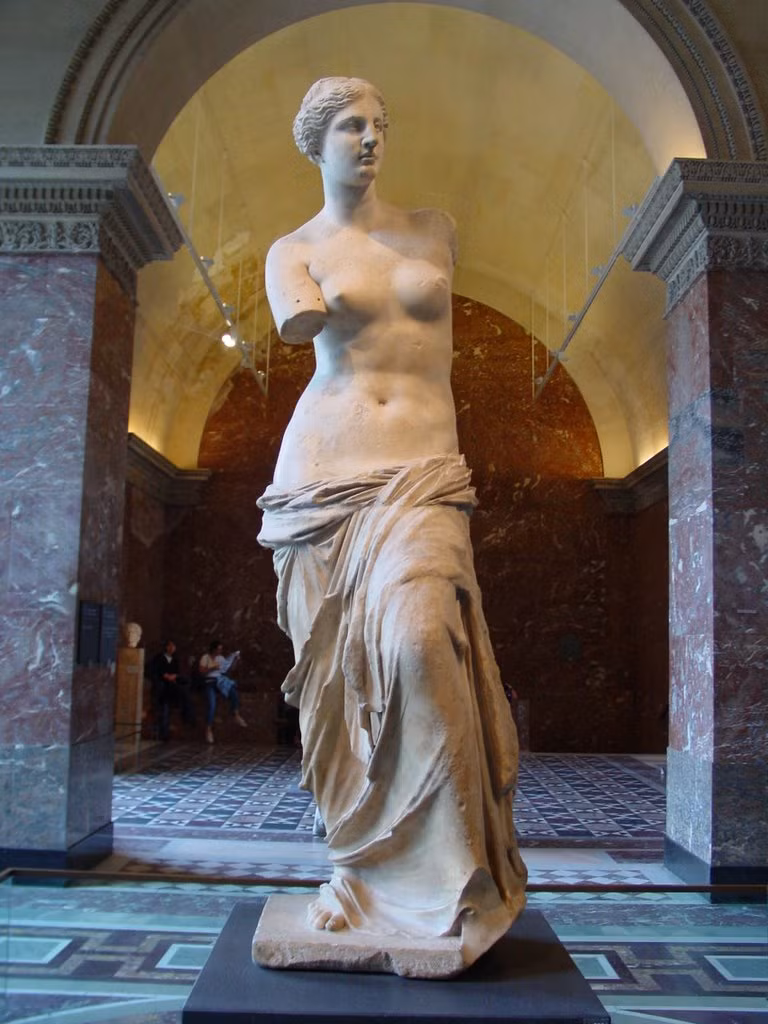 Tượng Nàng Venus của thành Milo có thể coi là bức tượng khỏa thân nổi tiếng nhất của Hy Lạp cổ đại. Tượng thể hiện Nữ thần tình ái và sắc đẹp của người Hy Lạp với chiều cao hơn 2m, tỷ lệ lớn hơn so với con người thực tế. Ảnh: Creative2Curation.