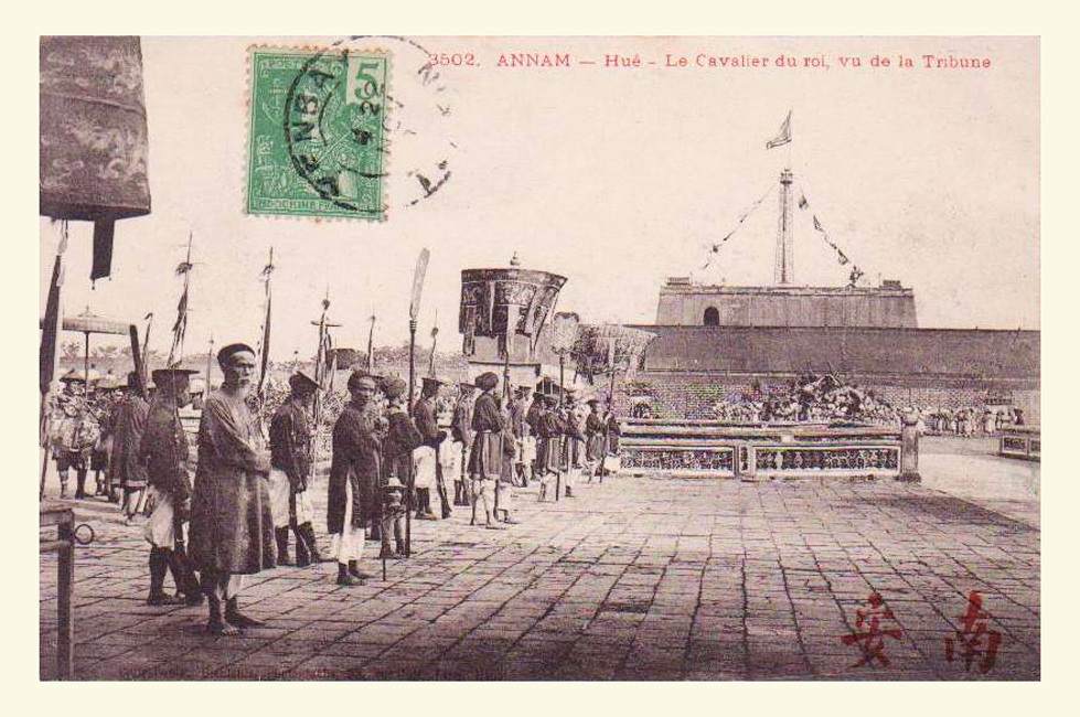 Đoàn hộ tống nhà vua đứng trước Ngọ Môn, phía xa là Kỳ Đài. Ảnh tư liệu.