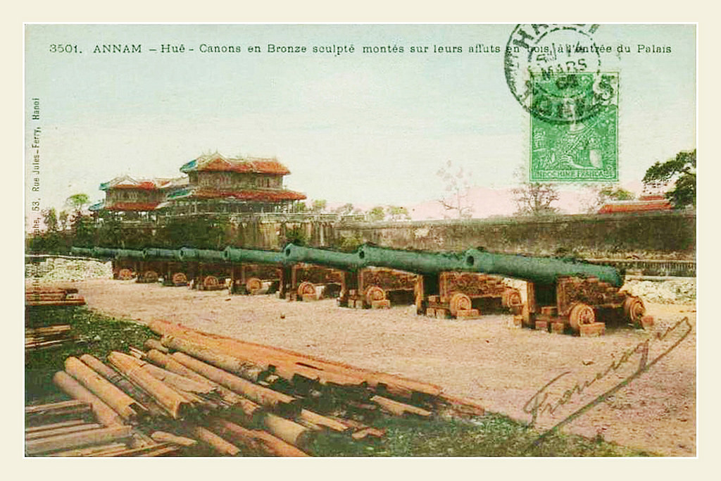 Cửu vị thần công được đặt trước Ngọ Môn trong Kinh thành Huế thời thuộc địa. Ảnh tư liệu.