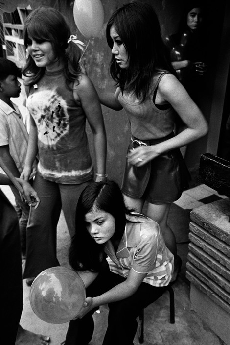 Các cô gái bên ngoài một quán bar dành cho lính Mỹ ở Cần Thơ năm 1970. Ảnh:Jones Griffiths/ Magnum.