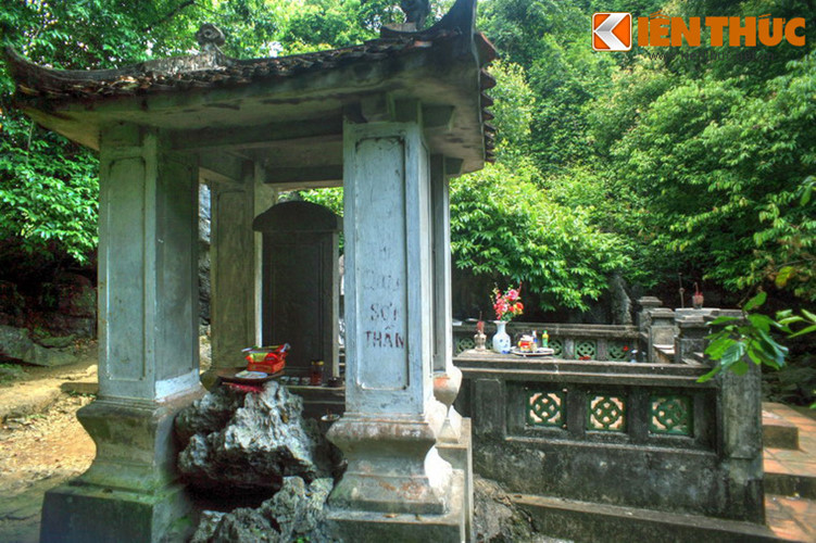 Tương truyền, nơi xây lăng vua Đinh Tiên Hoàng là khoảng đất võng xuống thấp mà dân gian hình dung là cái yên ngựa. Lăng được xây ở đây với hàm ý vị hoàng đế vĩ đại như vẫn ngồi trên yên ngựa để bảo vệ đất nước.