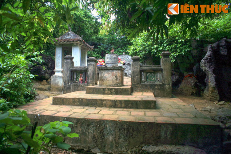 Đinh Tiên Hoàng (Đinh Bộ Lĩnh, 924 - 979) là người có công dẹp loạn 12 sứ quân, thống nhất giang sơn và sáng lập nhà Đinh. Lăng mộ ông nằm trên đỉnh núi Mã Yên trong quần thể di tích Cố đô Hoa Lư ở Ninh Bình.