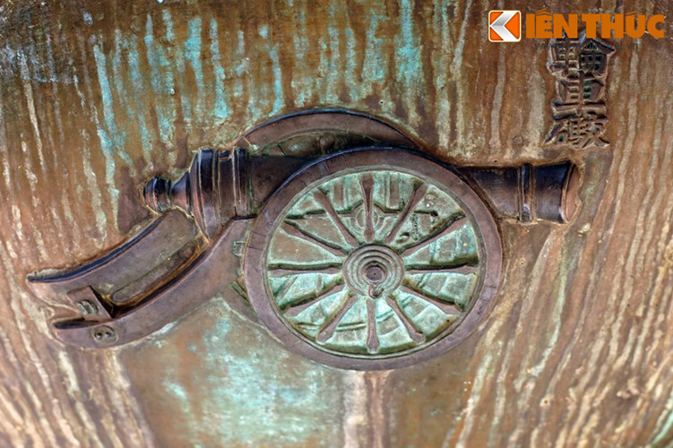 Nhân đỉnh, chiếc đỉnh thứ hai của Cửu Đỉnh khắc hình "Luân xa pháo", nghĩa là pháo đặt trên bánh xe. Thực chất, đây là một dạng đại bác kích thước nhỏ, được thiết kể để có thể cơ động trên chiến trường với giá kéo ở phía sau.