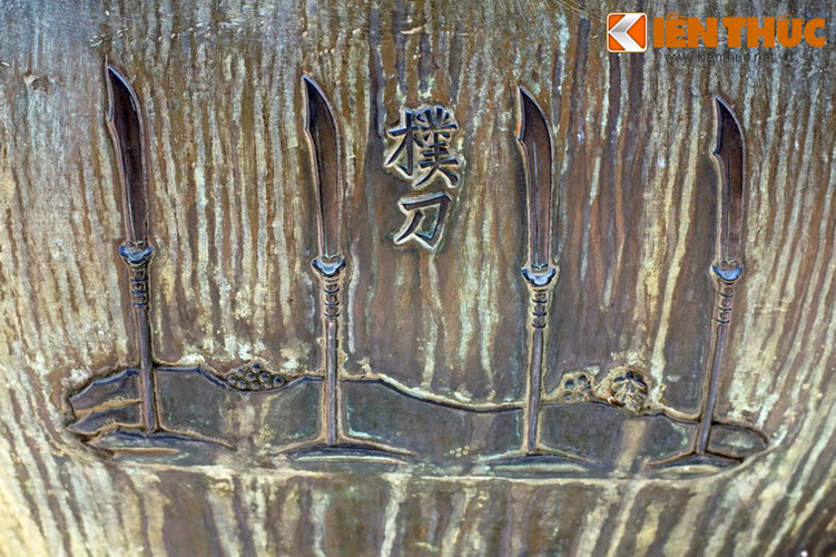 Dụ đỉnh, chiếc đỉnh thứ tám khắc hình "Phác đạo", là loại đao có cán dài. Loại vũ khí này thường được trang bị cho lực lượng hộ giá vòng ngoài của triều đình nhà Nguyễn và một bộ phận binh lính trên trận mạc.