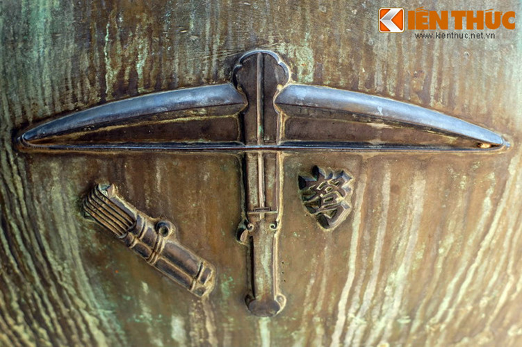 Tuyên đỉnh, chiếc đỉnh thứ bảy khắc hình "Nỗ" là cái nỏ. Đây là loại vũ khí tầm xa đã được người Việt sử dụng hàng nghìn năm, đến thời nhà Nguyễn đã được thay thế một phần bởi súng hỏa mai. So với súng, ưu điểm của nỏ là giá thành rẻ, dễ sử dụng và ít gây ra tiếng động.