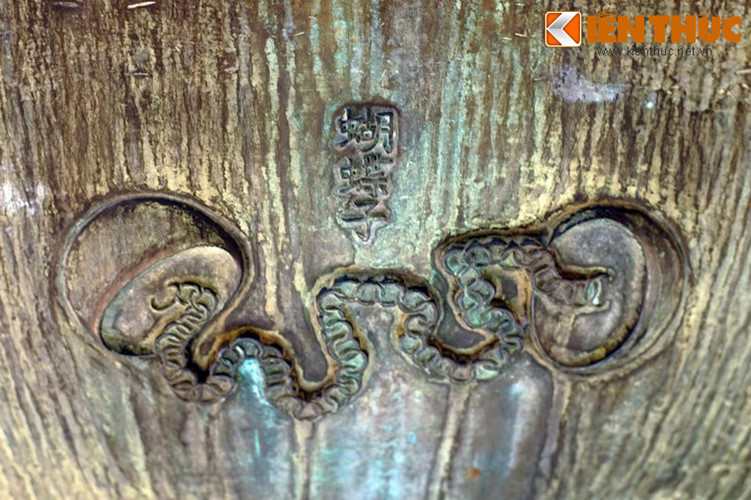 Anh đỉnh, chiếc đỉnh thứ tư khắc hình "Hồ điệp tử" hay đạn bươm bướm. Các ghi chép về loại vũ khí này khá mơ hồ. Về cơ bản, đây là loại đạn đại pháo khi nổ bung ra tứ phía trông như tổ kén của con bướm hoặc có đường bay trông giống như con bươm bướm.