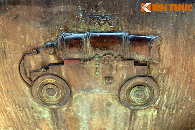 Cao đỉnh, chiếc đỉnh đầu tiên trong Cửu Đỉnh nhà Nguyễn khắc hình súng đại bác, loại hỏa khí hạng nặng có nguồn gốc phương Tây. Đại bác là vũ khí có uy lực nhất trong các loại vũ khí thời cổ, và việc được khắc lên Cao đỉnh cho thấy nhà Nguyễn coi đây là loại vũ khí quan trọng nhất.