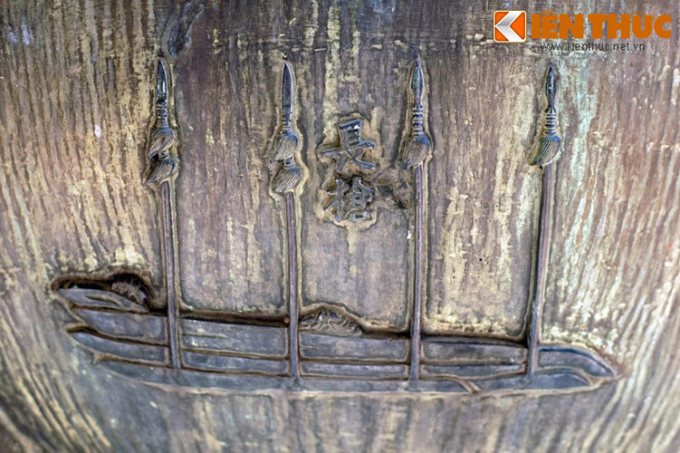 Nghị đỉnh, chiếc đỉnh thứ năm khắc hình "Trường thương", nghĩa là giáo dài. Đây là loại vũ khí cơ bản, có lịch sử lâu đời, nhưng đến thời nhà Nguyễn vẫn được sử dụng như một thứ vũ khí cơ bản dù vai trò không còn quan trọng như trước do sự xuất hiện của các loại hỏa khí.