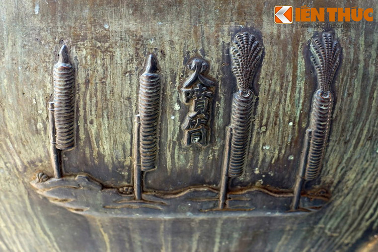 Huyền đỉnh, chiếc đỉnh cuối cùng trong Cửu Đỉnh khắc hình "Hỏa phún đồng", nghĩa là ống phun lửa. Đây là một loại hỏa khí của quân đội nhà Nguyễn, có công dụng tương tự như súng phun lửa ngày nay.