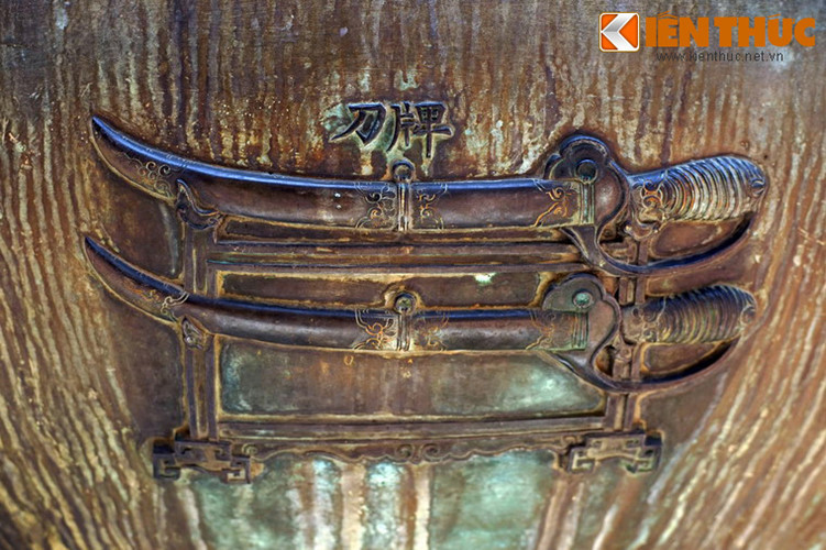 Thuần đỉnh, chiếc đỉnh thứ sáu khắc hình "Bài đao" là giá gác đao. Đao là dạng gươm có lưỡi cong, thường được các võ tướng thời xưa mang bên mình để tự vệ, không được dùng thường xuyên trong chiến trận như trường thương.