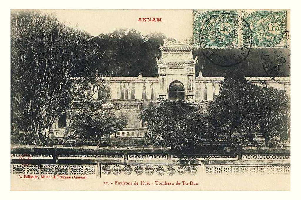 Khu Bửu Thành, nơi chôn cất vua Tự Đức nhìn từ xa.