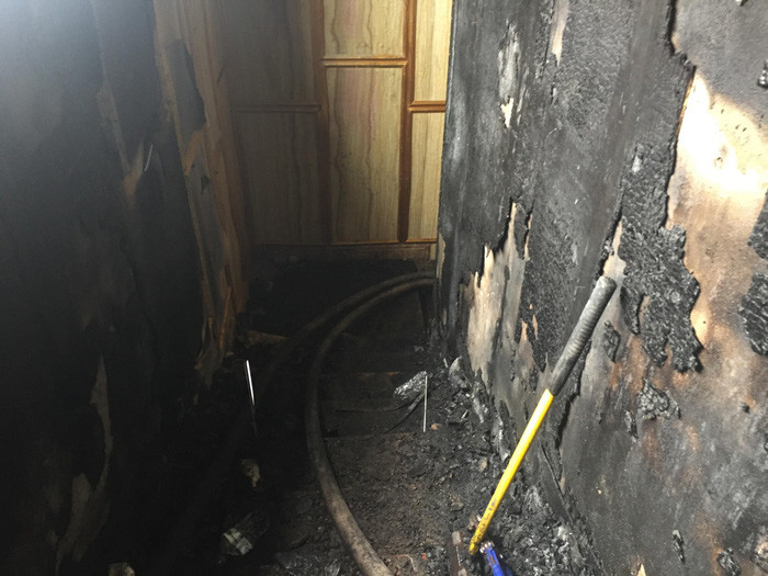 Hệ thống tường karaoke Kingdom làm bằng vật liệu dễ cháy bị lửa thiêu rụi chỉ còn trơ lại tường bêtông - Ảnh: VĂN ĐỊNH