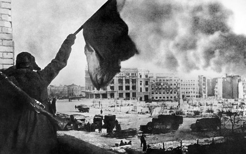 Chiến sĩ Hồng quân vẫy cờ Đỏ ở trung tâm thành phố Stalingrad. Ảnh: Tass.