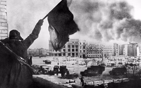 Chiến sĩ Hồng quân vẫy cờ Đỏ ở trung tâm thành phố Stalingrad. Ảnh: Tass.