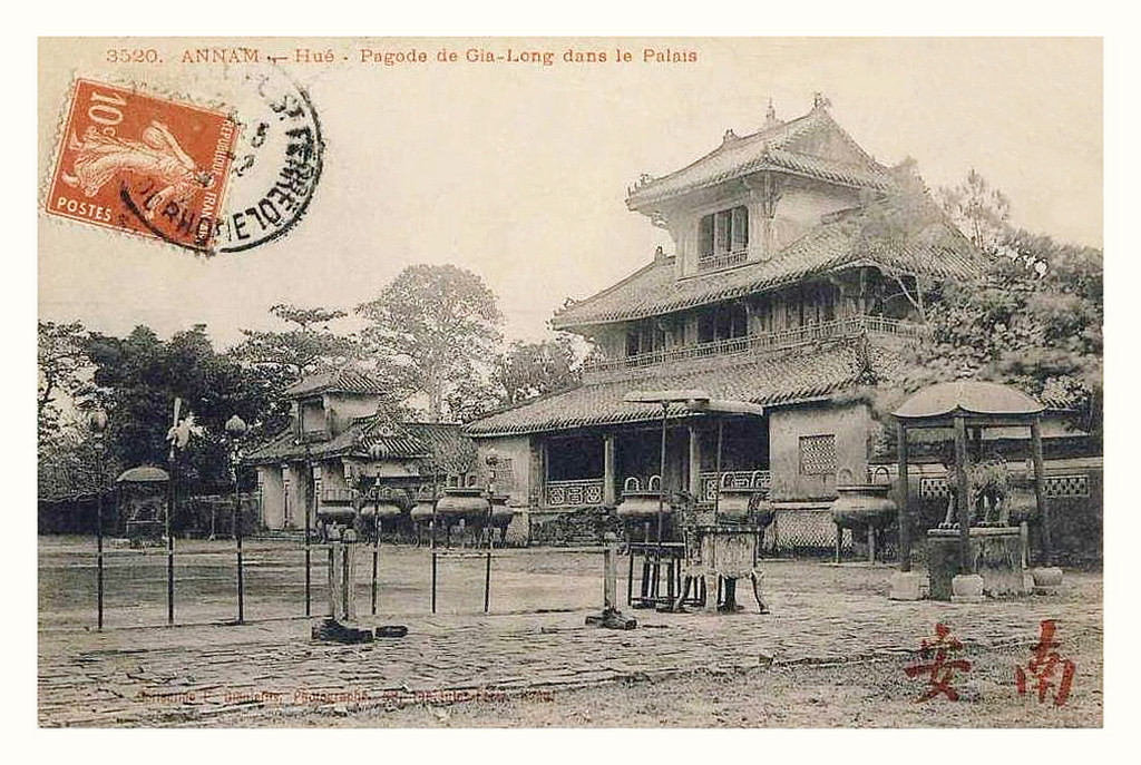 Hiển Lâm Các nhìn từ sân Thế Miếu trong Hoàng thành. Ảnh tư liệu.