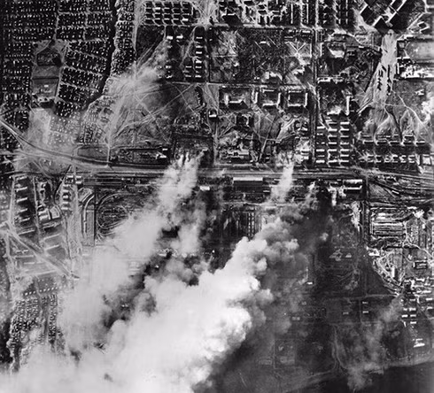 Không quân phát xít Đức trút bom xuống Stalingrad vào tháng 9/1942. Ảnh: Global Look Press.