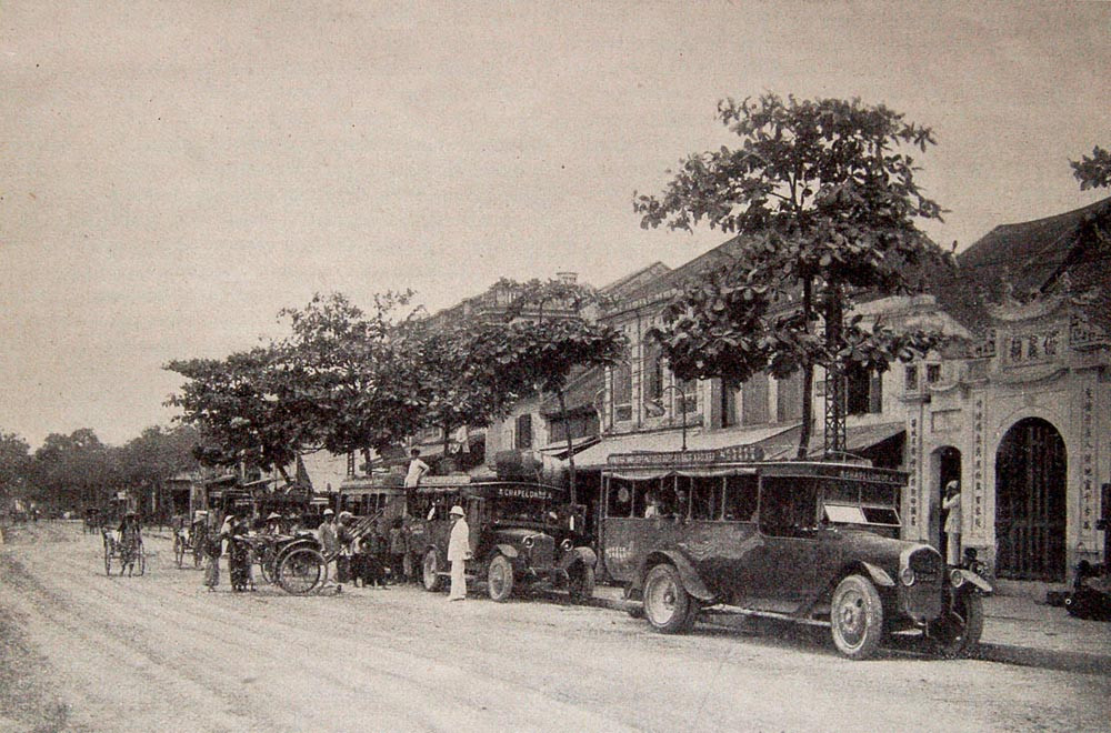 Với sự thịnh hành của việc du lịch bằng ô tô, dịch vụ xe buýt đã phát triển mạnh, góp phần kết nối hiệu quả các khu vực của Đông Dương. Ảnh: Một điểm đón trả khách của xe buýt ở phố Clemenceau (nay là đường Trần Nhật Duật) Hà Nội năm 1928.