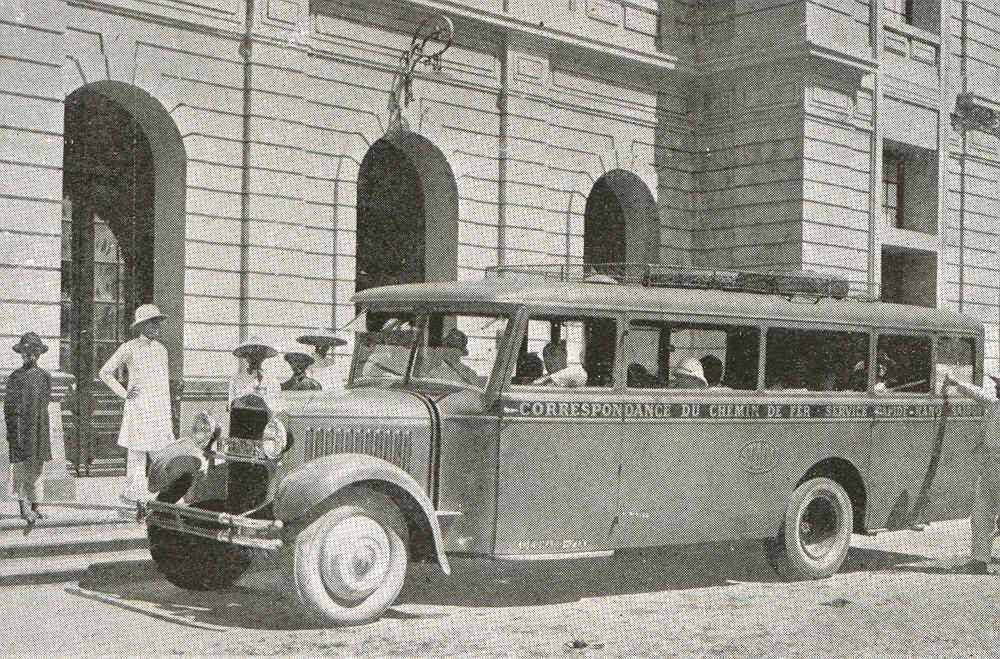 Giá trị nhập khẩu của những chiếc ô tô cũng tăng chóng mặt. Nếu như vào năm 1915, tổng giá trị nhập khẩu ô tô vào Đông Dương chỉ đạt mức 1 triệu franc thì vào năm 1920, con số này là 33 triệu franc. Ảnh: Xe khách ở Đà Nẵng.