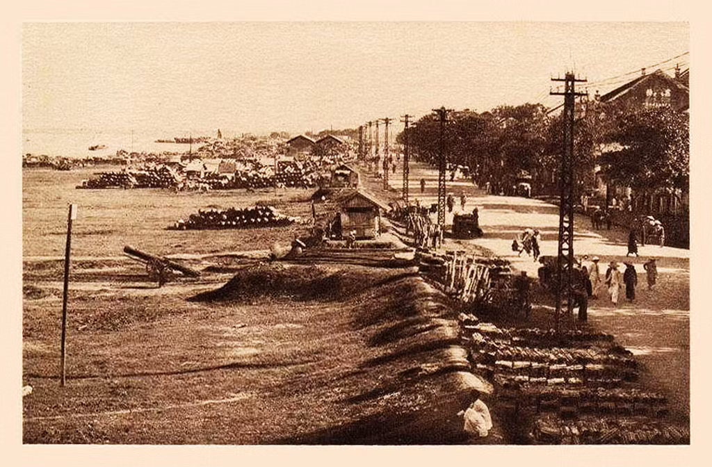 Đường Bến Clémenceau chạy dọc bờ sông Hồng, nay là đường Trần Nhật Duật. Ảnh tư liệu.