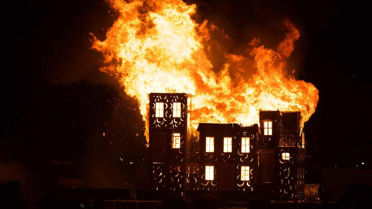 Một yếu tố khác góp phần vào sự lan truyền của đám cháy là một hiện tượng vòng xoáy nhiệt, tạo hiệu ứng như lốc xoáy trong không khí. Những xoáy nhiệt này cuốn phăng các mảnh vỡ cấu kiện đang bốc cháy bay cao và bay xa. Ảnh: ABC7 Chicago.