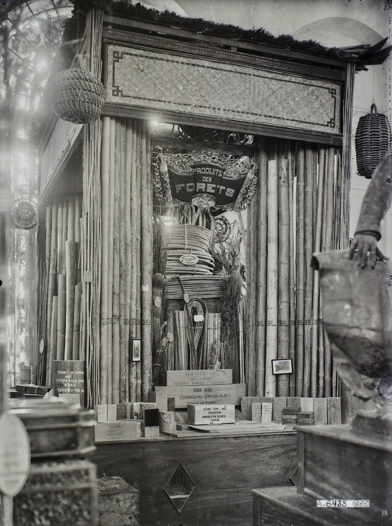 Phòng trưng bày lâm sản với các sản phẩm lằm bằng gỗ, tre và mây.