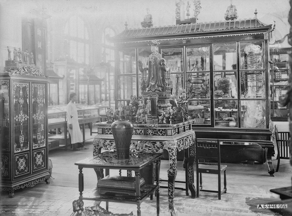 Khung cảnh nhìn từ lối vào của một phòng trưng bày phụ với bộ bàn thờ được sơn son thiếp vàng, chạm khảm tinh xảo.