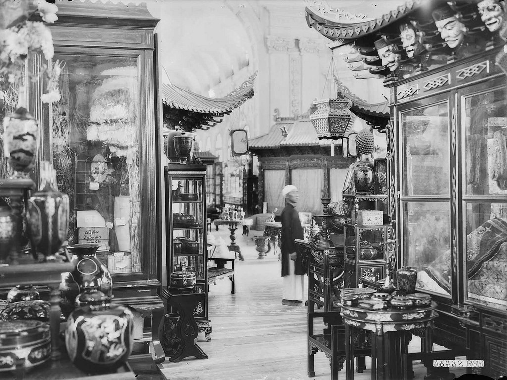 Phòng trưng bày trung tâm của bảo tàng. Có thể nhìn thấy ở đây những sản phẩm thủ công mang đậm chất truyền thống của người Việt như đồ gốm sứ, đồ gỗ cẩn xà cừ... Nhiều hiện vật có giá trị cao được trưng bày trong tủ kính. Ảnh tư liệu.