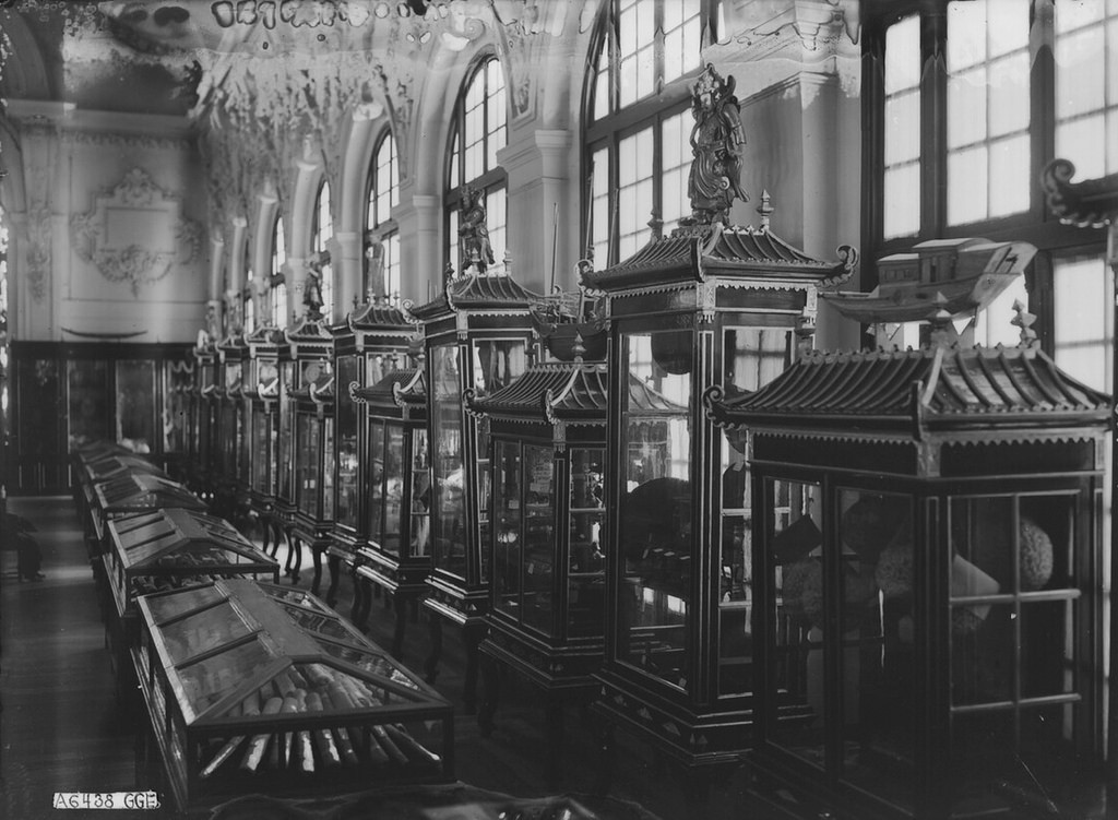 Trong phòng trưng bày những sản phẩm đặc trưng của Đông Dương. Hiện vật ở nơi đây được bảo quản trong các tủ kính.