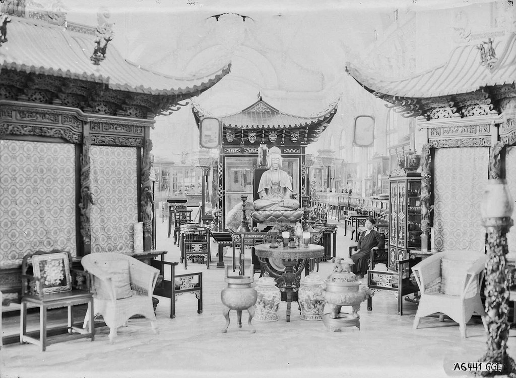 Một góc phòng trưng bày trung tâm, phía sau quầy trưng bày các sản phẩm tự nhiên.