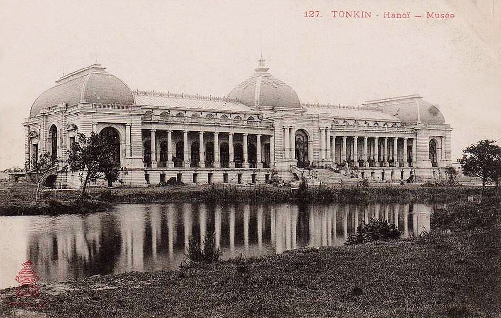 Khánh thành năm 1902, nhà đấu xảo (vị trí Cung văn hóa Hữu Nghị Hà Nội ngày nay) là một nhà triển lãm có quy mô lớn bậc nhất Đông Dương xưa. Vào thập niên 1920, công trình được chuyển thành Bảo tàng Maurice Long, theo tên Toàn quyền Đông Dương từ tháng 2/1920 - 4/1922. Ảnh tư liệu.