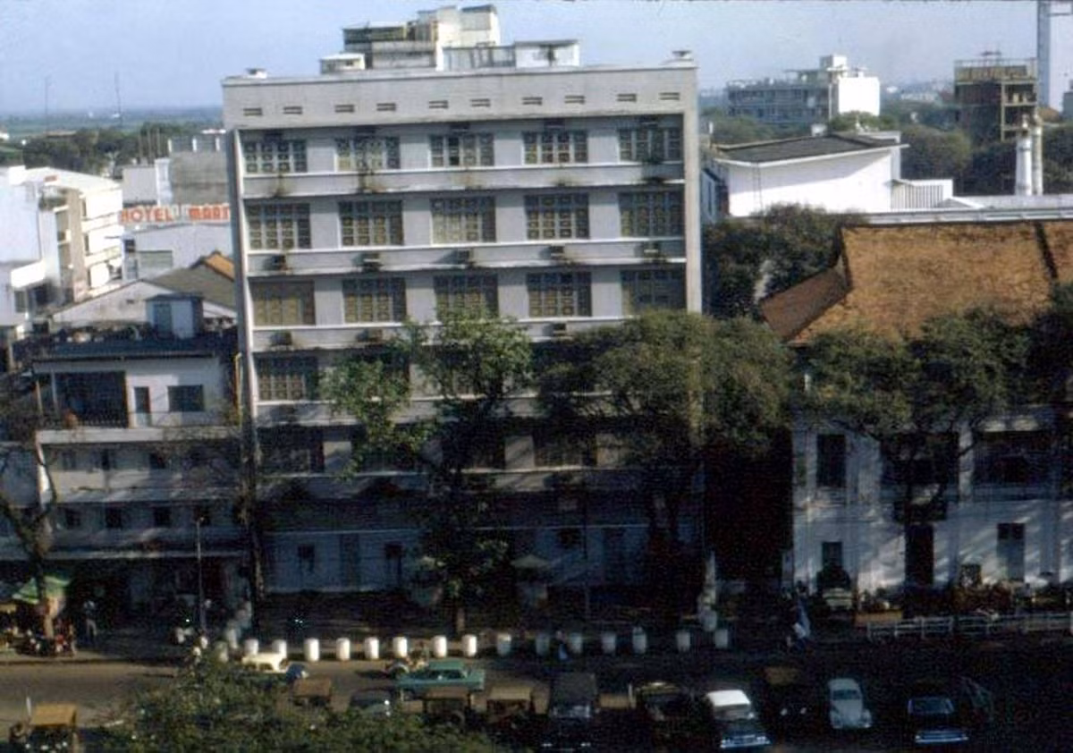 Khách sạn Ambassador nằm sau nhà Quốc hội (nay là nhà hát Lớn). Tòa nhà mái ngói bên phải là Ty Cảnh sát Công lộ. Ảnh: Thomas Southall.