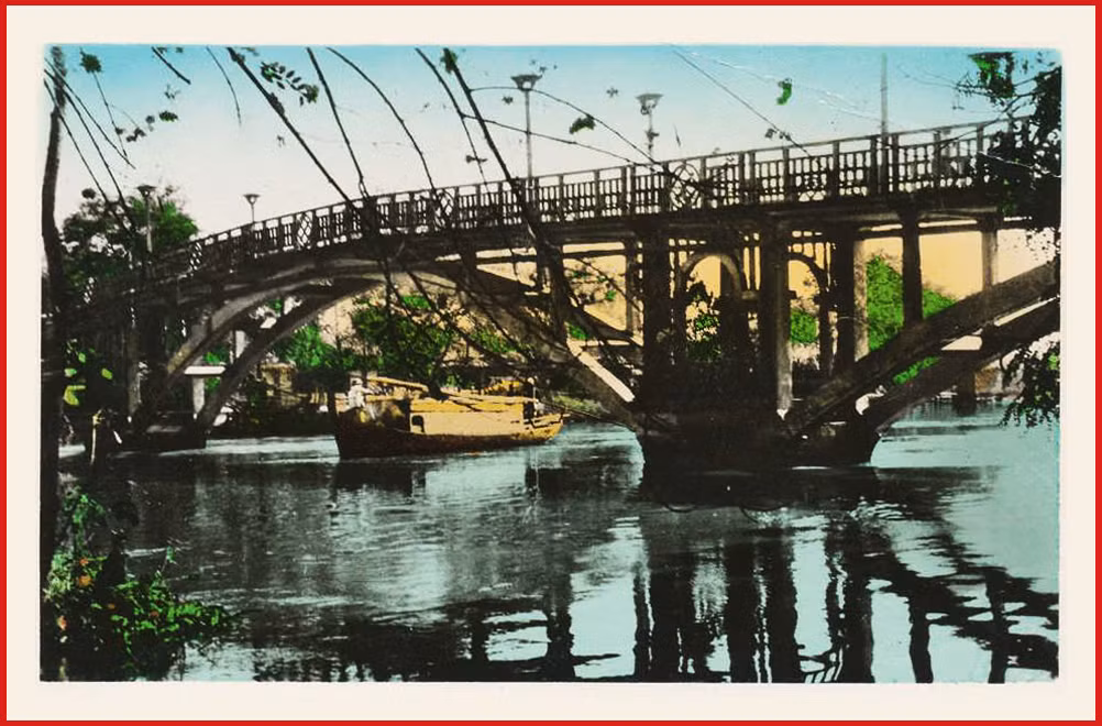 Vào năm 1957, trên cầu Thị Nghè đã xảy ra một vụ chen lấn khi người dân đi xem hội chợ khiến 17 người chết và hàng chục người bị thương. Từ đó hai đầu cầu bị niêm phong bằng rào kẽm gai, không cho người qua lại nữa. Ảnh tư liệu.