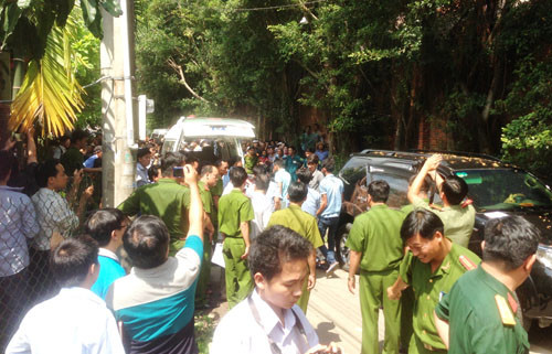 Thi thể 2 nạn nhân được đưa rời khỏi hiện trường.